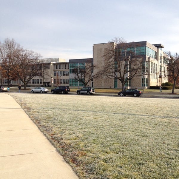 12/4/2013 tarihinde Trista H.ziyaretçi tarafından Isenberg School of Management, UMass Amherst'de çekilen fotoğraf