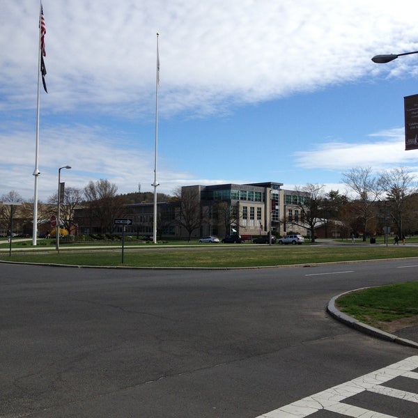 4/30/2013 tarihinde Trista H.ziyaretçi tarafından Isenberg School of Management, UMass Amherst'de çekilen fotoğraf