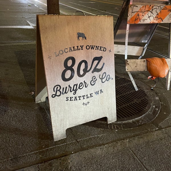 รูปภาพถ่ายที่ 8oz Burger Bar โดย VICTOR เมื่อ 9/18/2022