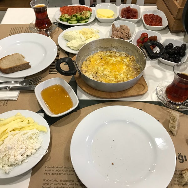 Foto tirada no(a) Serpmeköy Trabzon Köy Kahvaltısı por Onur A. em 1/6/2018