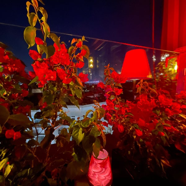 Foto scattata a Roof Mezze 360 Restaurant da Deniz il 7/11/2021