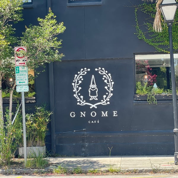 Foto diambil di Gnome Cafe oleh Mark G. pada 6/24/2022