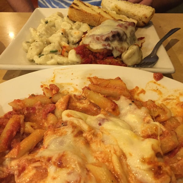Foto diambil di Gennaro&#39;s Eatery oleh Chandra A. pada 9/20/2015