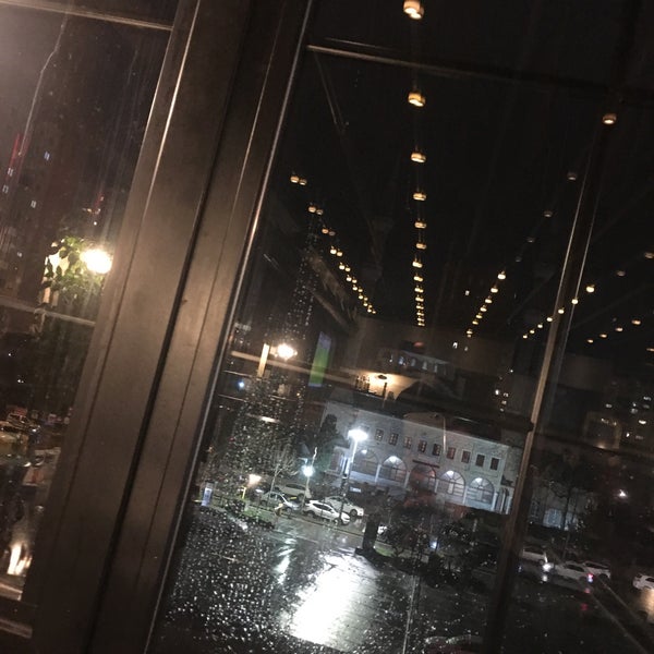 รูปภาพถ่ายที่ Atrium Teras Pub &amp; Karaoke โดย Eylül Naile B. เมื่อ 2/1/2022