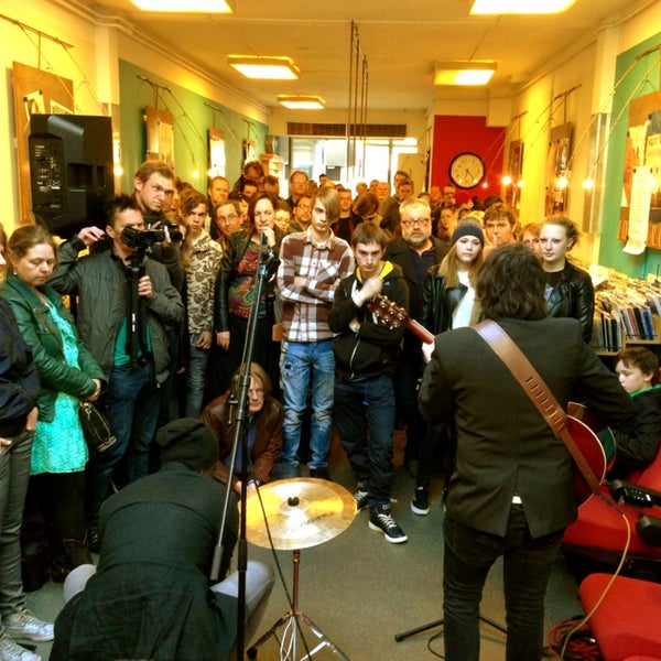 รูปภาพถ่ายที่ Velvet Music Dordrecht โดย Peter Paul v. เมื่อ 4/27/2013