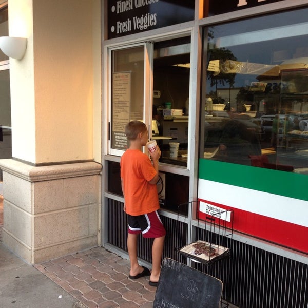 Foto scattata a Tomasino&#39;s Pizza da Matthew C. il 6/30/2013