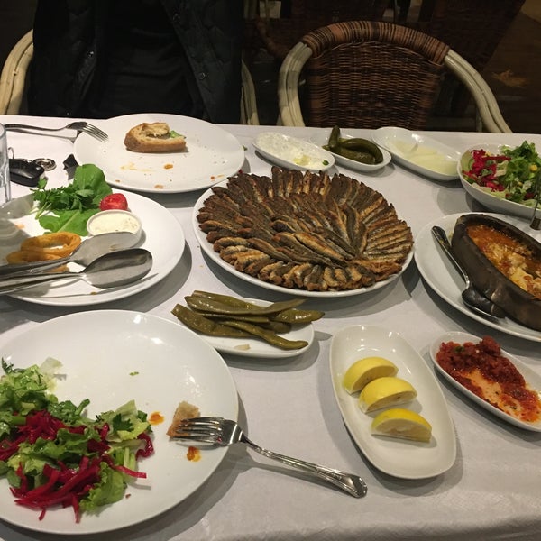 Снимок сделан в İskele Et &amp; Balık Restaurant пользователем Yağmur B. 10/8/2017