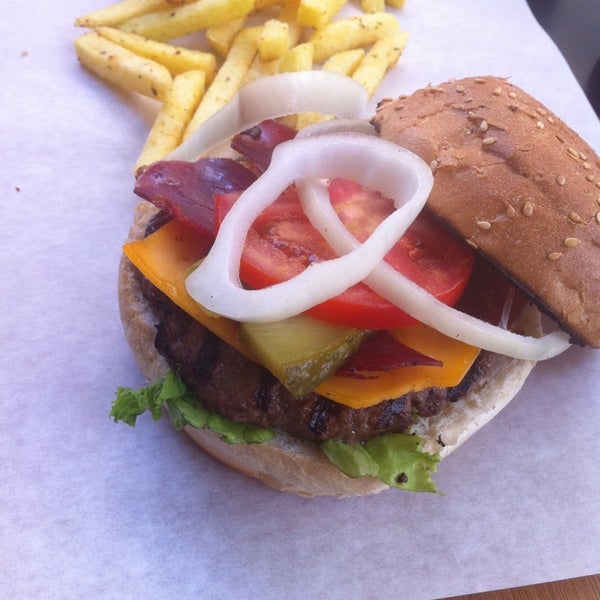 4/25/2014 tarihinde Murat k.ziyaretçi tarafından Wanted Burger'de çekilen fotoğraf