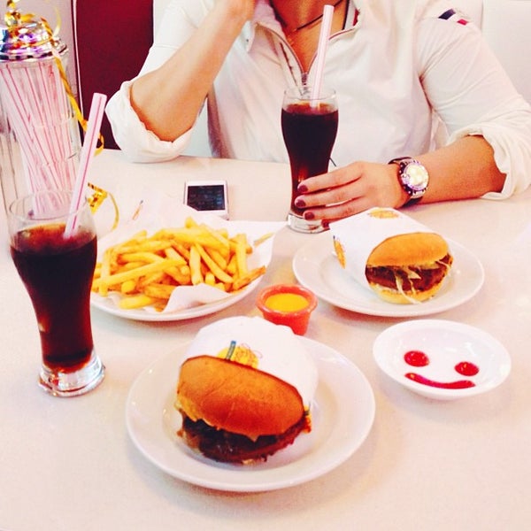 Photo taken at Johnny Rockets by Alina G. on 8/1/2013
