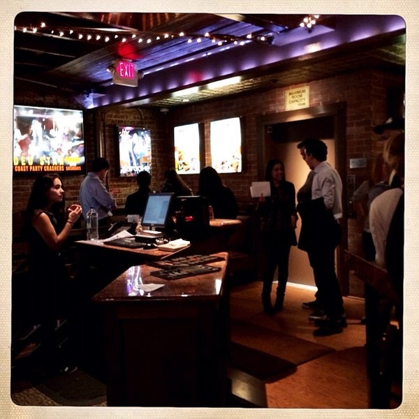 1/13/2014にMichael C.がBurbank Bar &amp; Grilleで撮った写真