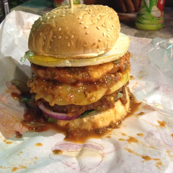 Снимок сделан в Mike&#39;s Charbroiled Burgers пользователем Haniff R. 2/20/2015