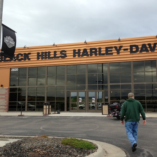 5/30/2013 tarihinde Kathy B.ziyaretçi tarafından Black Hills Harley-Davidson'de çekilen fotoğraf