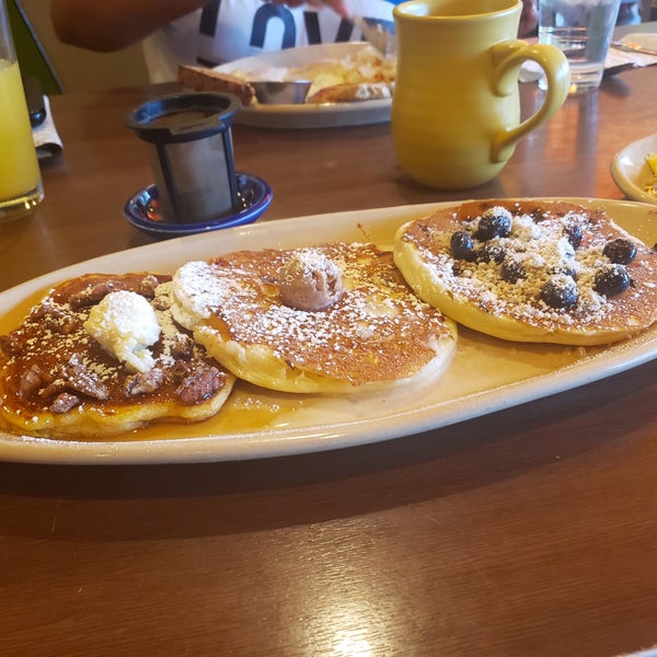 Photo taken at Snooze, an A.M. Eatery by William J. on 9/15/2019