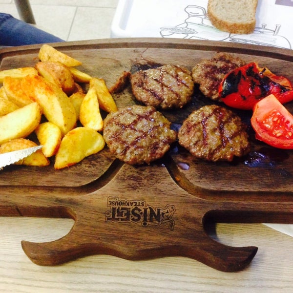 Das Foto wurde bei NİŞET KASAP Steakhouse von Selcuk C. am 8/21/2015 aufgenommen