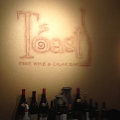 Das Foto wurde bei TOAST Wine and Cafe von *Michele with one &quot;L&quot; t. am 9/15/2012 aufgenommen