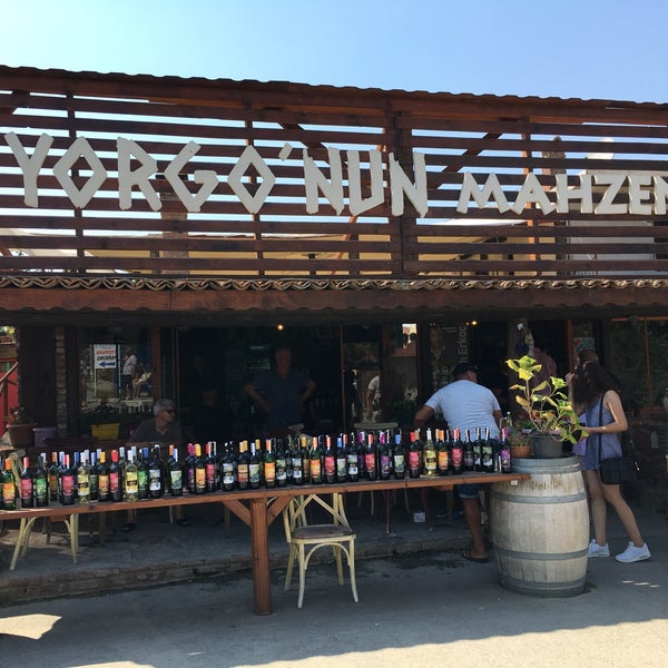 รูปภาพถ่ายที่ Yorgo Restoran&amp;Wine house โดย Göktuğ เมื่อ 8/23/2018