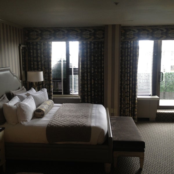 6/13/2013 tarihinde Monica F.ziyaretçi tarafından Loews Madison Hotel'de çekilen fotoğraf
