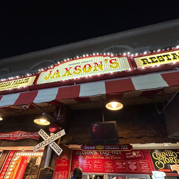 10/26/2022 tarihinde Joe J.ziyaretçi tarafından Jaxson&#39;s Ice Cream Parlour, Restaurant &amp; Country Store'de çekilen fotoğraf