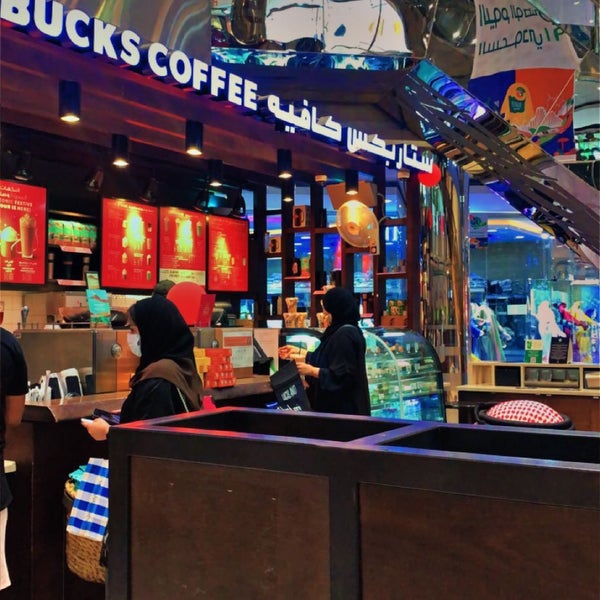 Foto tomada en Starbucks  por Hema el 11/19/2021