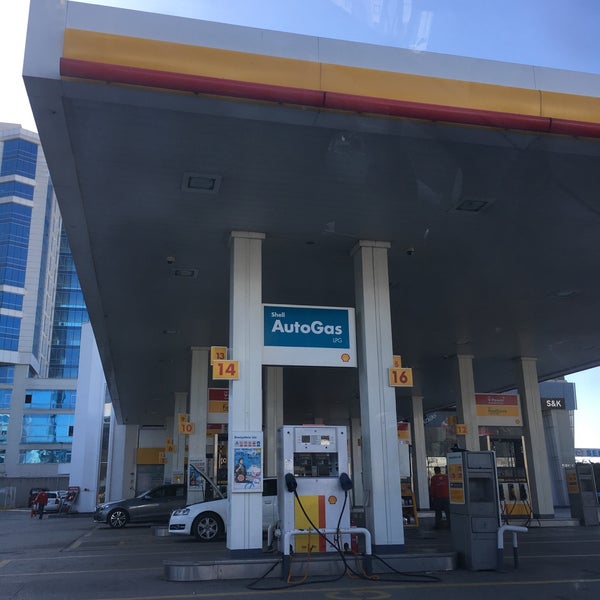 Photo taken at Shell by Tahir O. on 3/23/2017