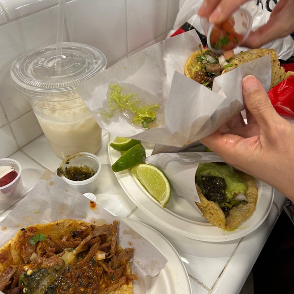รูปภาพถ่ายที่ Los Tacos No. 1 โดย Serena L. เมื่อ 5/2/2023
