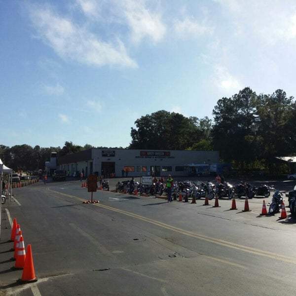 Foto scattata a Harley-Davidson of Ocala da the_derek F. il 12/8/2013