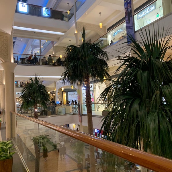 Foto diambil di Power Plant Mall oleh Colet B. pada 9/3/2022