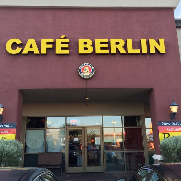 รูปภาพถ่ายที่ Cafe Berlin โดย Grimace B. เมื่อ 8/17/2015