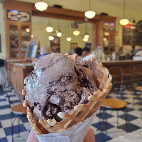 Photo taken at Beth Marie&#39;s Old Fashioned Ice Cream &amp; Soda Fountain by T.J. on 3/27/2022