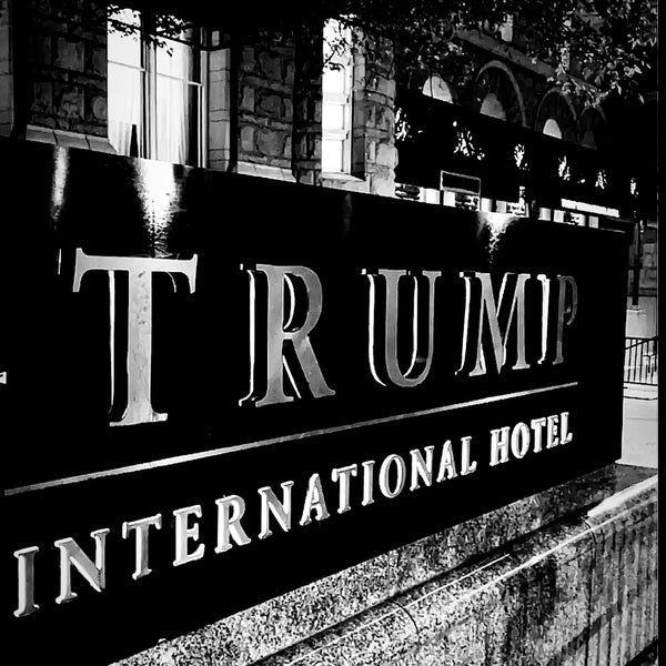 Das Foto wurde bei Trump International Hotel Washington D.C. von ✖️ am 11/30/2021 aufgenommen