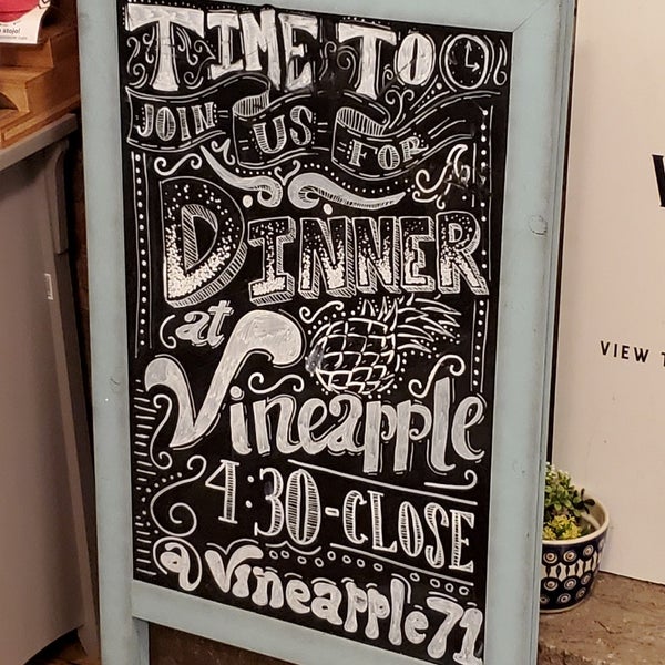 Foto tirada no(a) Vineapple Cafe por Brandon F. em 10/19/2022