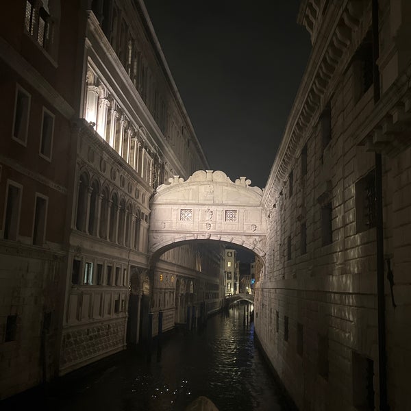 Foto diambil di Ponte dei Sospiri oleh Hadi M. pada 1/14/2023