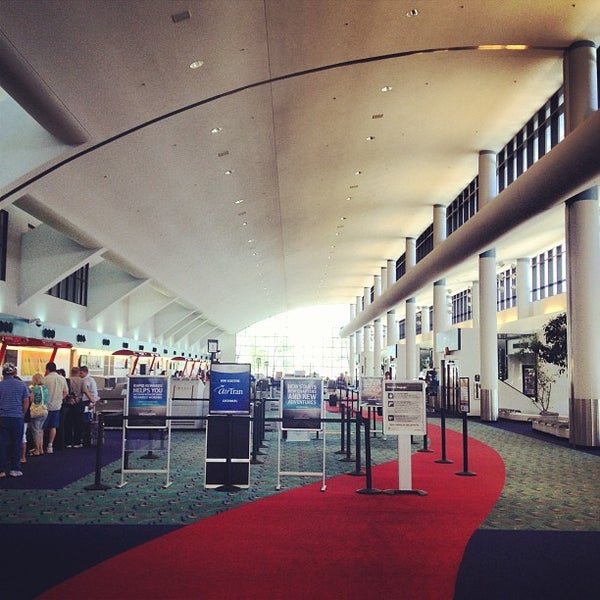 Foto tirada no(a) Bishop International Airport (FNT) por val m. em 5/15/2013