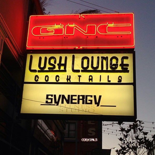 รูปภาพถ่ายที่ Lush Lounge โดย Steve F. เมื่อ 6/27/2013