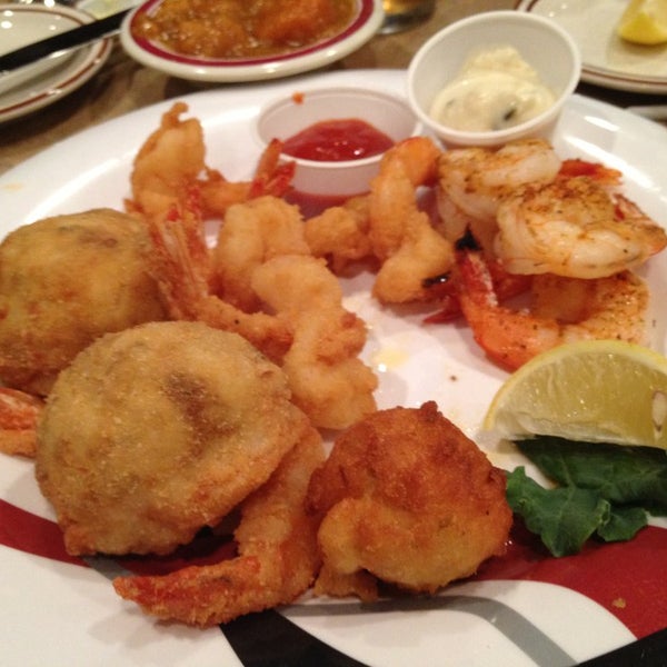 Foto diambil di Lowery&#39;s Seafood Restaurant oleh Lowery&#39;s Seafood Restaurant pada 8/17/2015