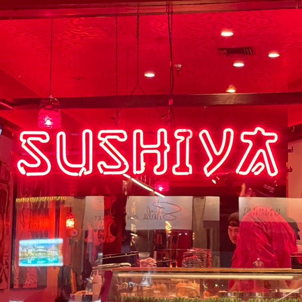 Foto tirada no(a) Sushiya on Sunset por I em 3/7/2022