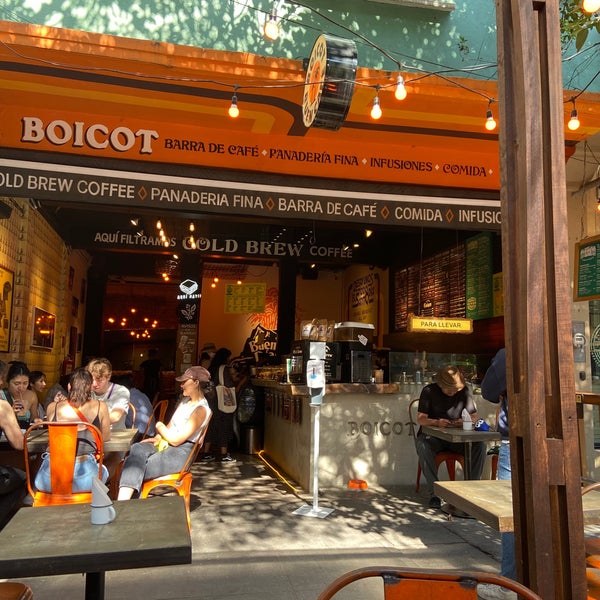 Foto diambil di Boicot Café oleh Linda L. pada 6/4/2022