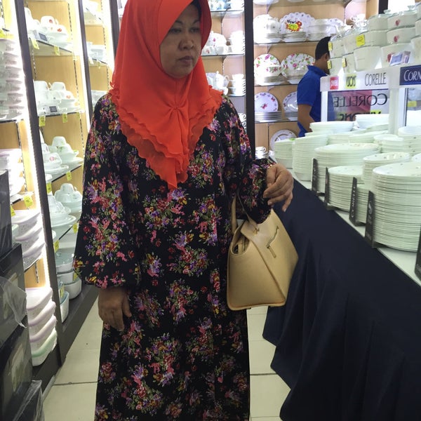 Photo prise au Rams Home Decor Sdn. Bhd. (Duty Free Shopping) par Dania M. le12/5/2015