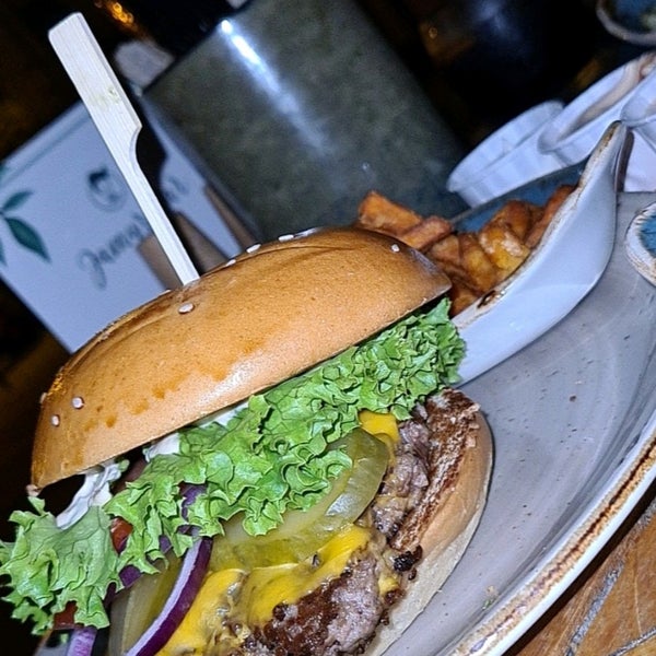 Photo taken at Jamy&#39;s Burger by Mojito . on 9/17/2021