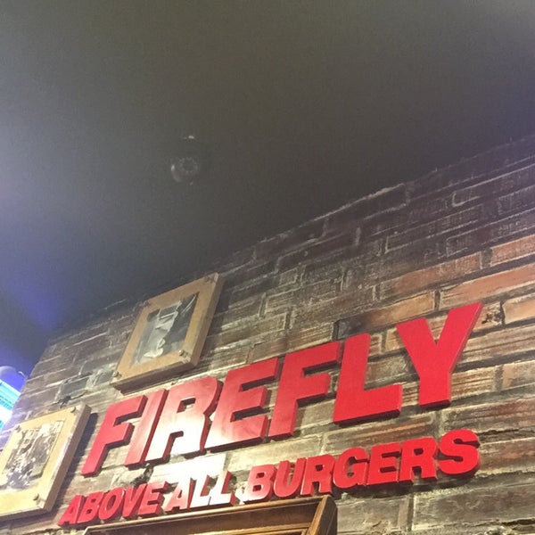 Снимок сделан в Firefly Burger пользователем ⓑⓞⓝⓗⓘⓡ 8/26/2015