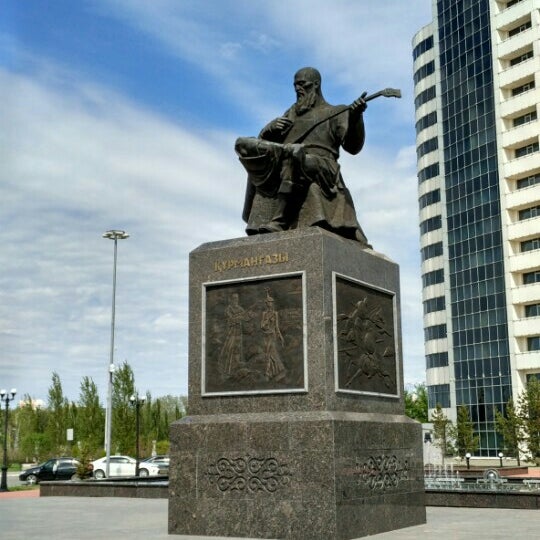 Курмангазы 61а. Памятник курмангазы. первый памятник курмангазы. памятник+курмангазы+в+актау. бюст курмангазы.