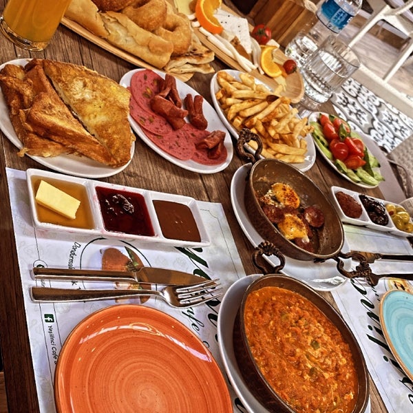 Photo taken at Yeşilinci Cafe &amp; Restaurant by Sefa G. on 3/29/2022