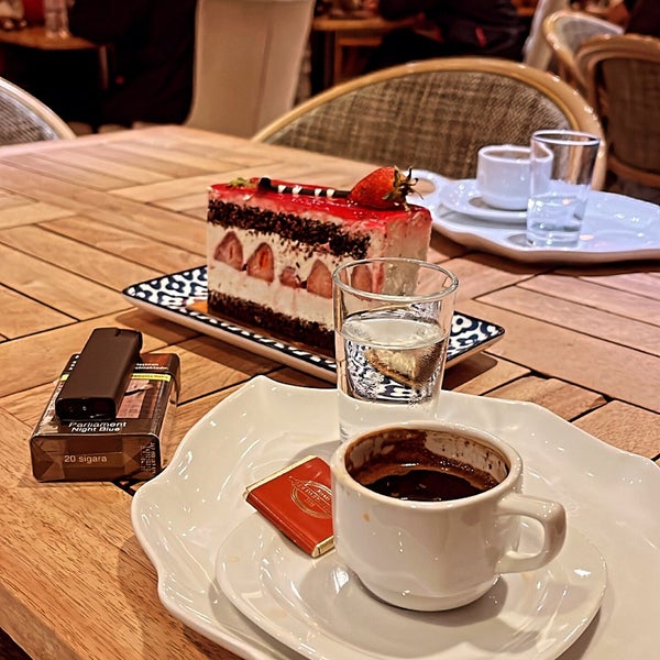 Photo taken at Şen Pastaneleri Cafe &amp; Bistro by Sefa G. on 9/7/2022