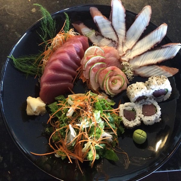 Das Foto wurde bei Lotus Japanese Fusion Cuisine von Lotus J. am 12/5/2015 aufgenommen