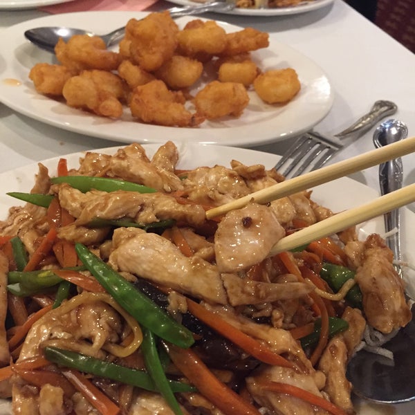 Foto diambil di Yang Chow Restaurant oleh Mass pada 3/2/2017