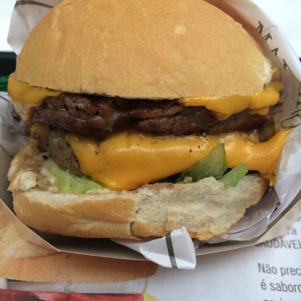 11/4/2015 tarihinde Vinícius T.ziyaretçi tarafından Madero Burger'de çekilen fotoğraf