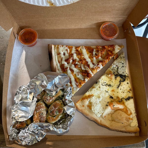 9/24/2023 tarihinde Jessica L.ziyaretçi tarafından Bleecker Street Pizza'de çekilen fotoğraf