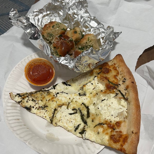 Foto tirada no(a) Bleecker Street Pizza por Jessica L. em 3/18/2022