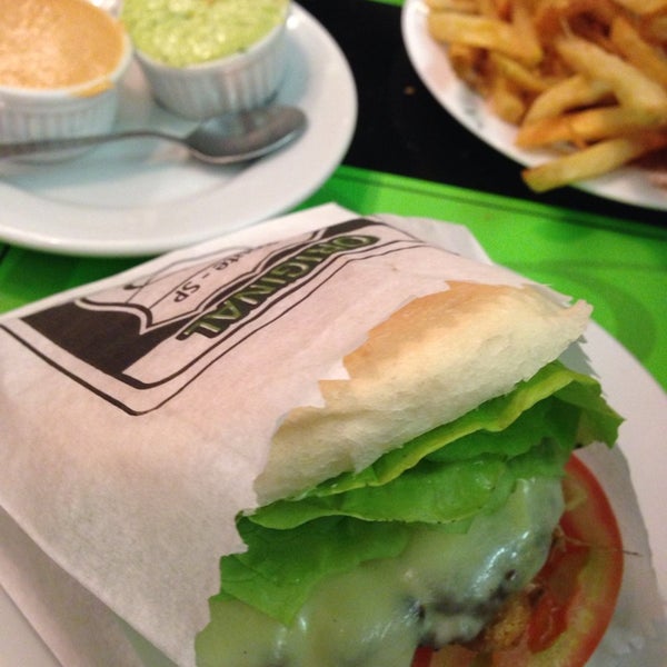 Foto tirada no(a) Original Burger por Lina S. em 6/4/2014
