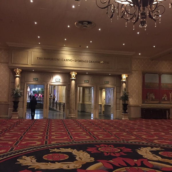 Foto diambil di Emperors Palace Hotel, Casino and Convention Resort oleh Lina S. pada 3/24/2017